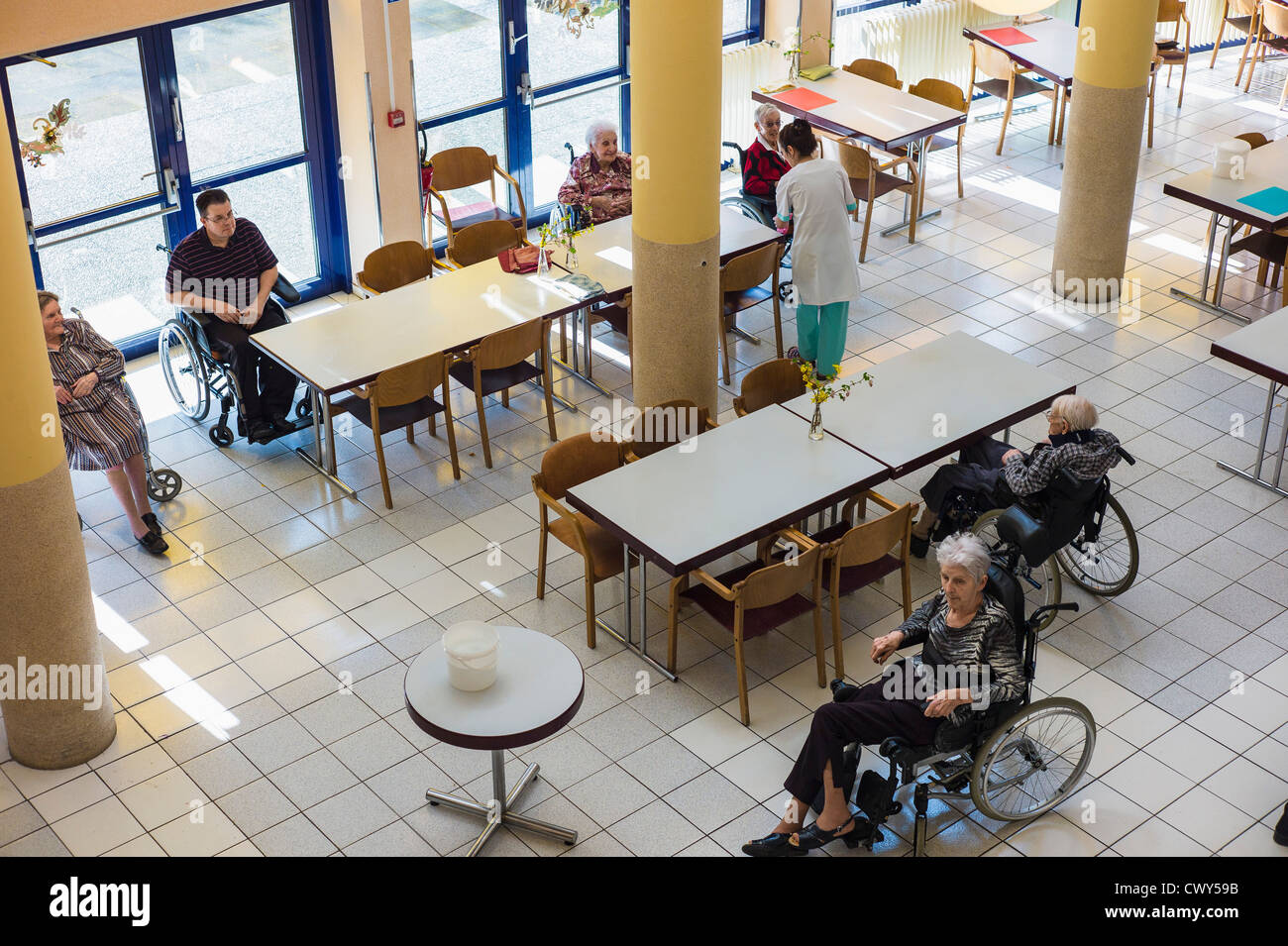 Wheelpräsidierte Einwohner im Altersheim EHPAD, Straßburg Elsaß-Frankreich Europa Stockfoto