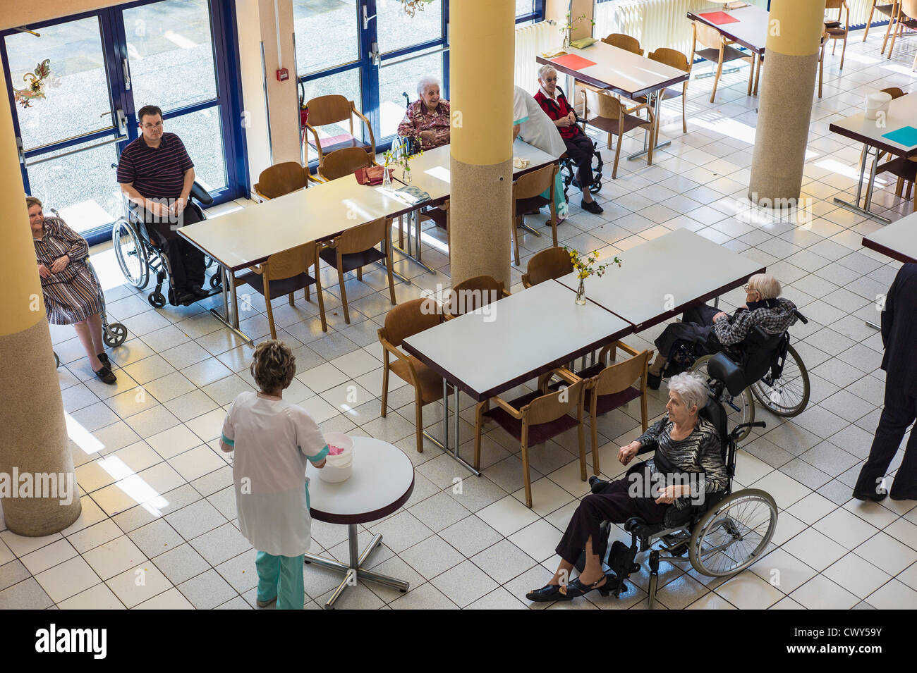 Wheelpräsidierte ältere Bewohner im Altersheim, EHPAD Französisches Pflegeheim, Straßburg Elsaß-Frankreich Europa Stockfoto