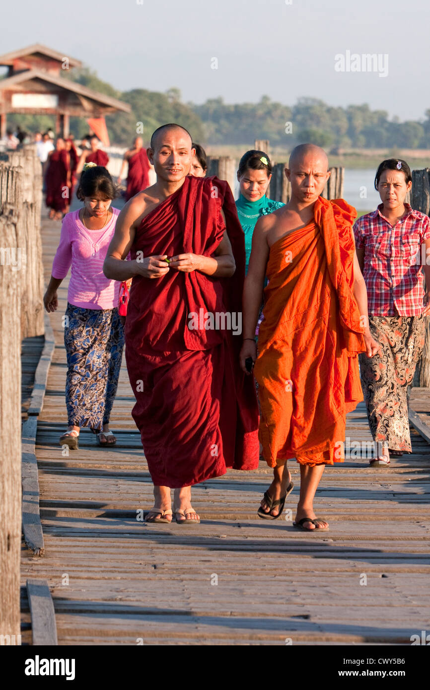 Myanmar, Burma, Mandalay. Buddhistische Mönche auf die U Bein Brücke, Amarapura. Stockfoto