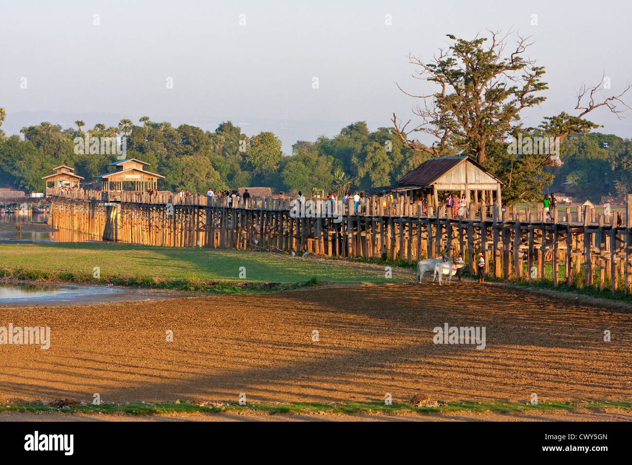 Myanmar, Burma, Mandalay. U Bein Brücke, Amarapura, eine 200-Year-Old Teak Fußgängerbrücke. Stockfoto
