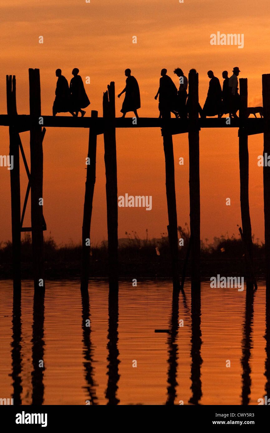 Myanmar, Burma, Mandalay, Amarapura. Birmanisch Walking Home über die U Bein Brücke am Ende des Tages. Stockfoto