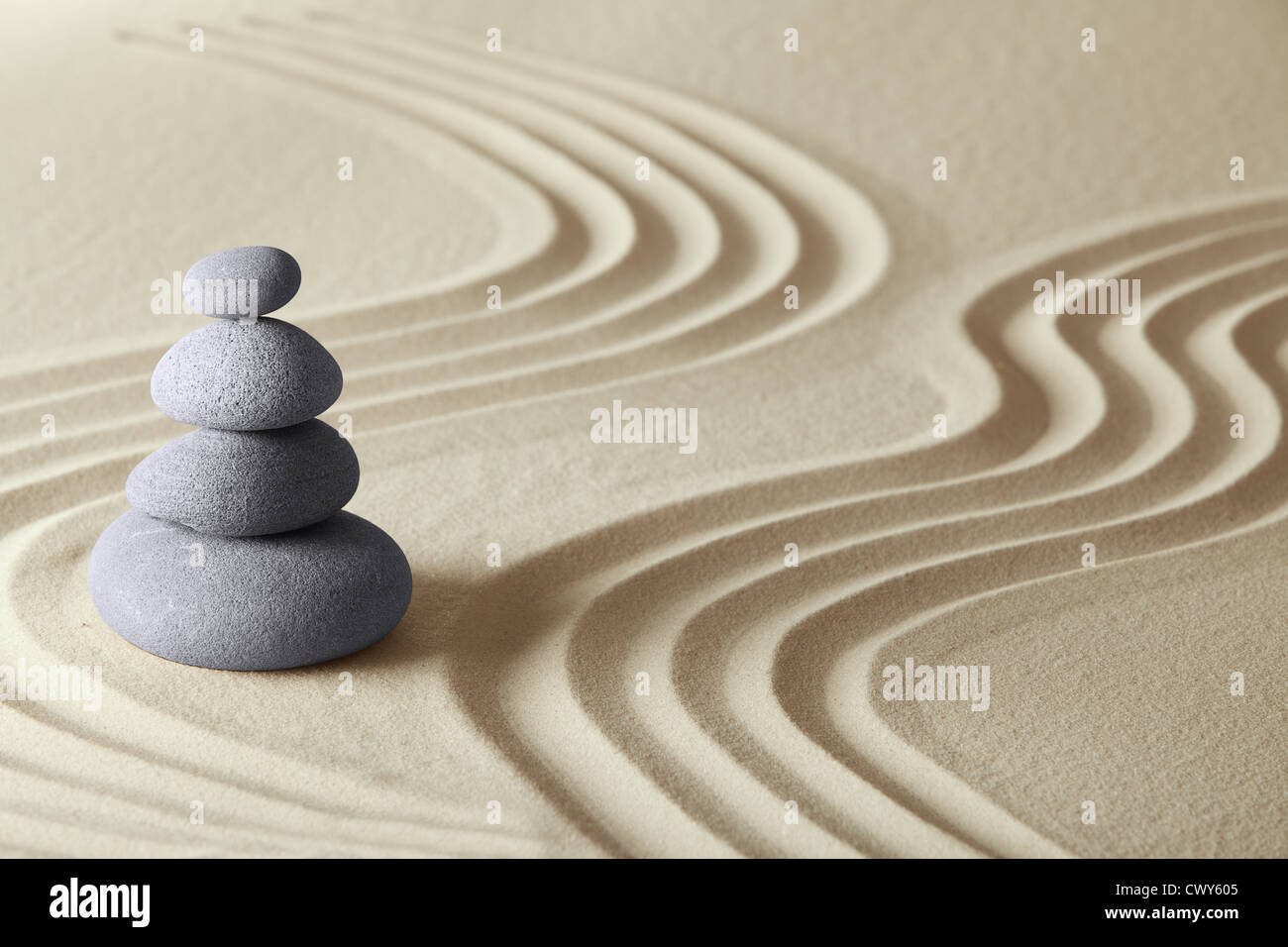 japanische Zen Garten Meditation Stein Konzept für Gleichgewicht, Harmonie und Entspannung Stockfoto