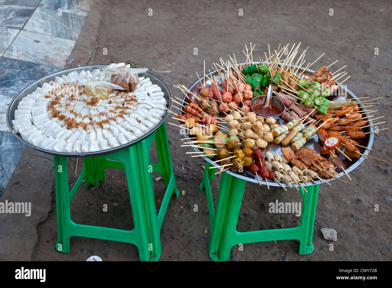 Myanmar, Burma. Food-Snacks für den Verkauf außerhalb Mahamuni Tempel. Stockfoto