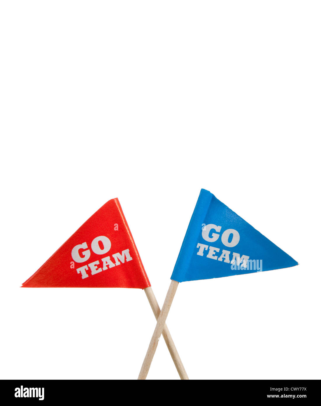 Rote und blaue "Go Team" Wimpel auf weißem Hintergrund mit Textfreiraum Stockfoto