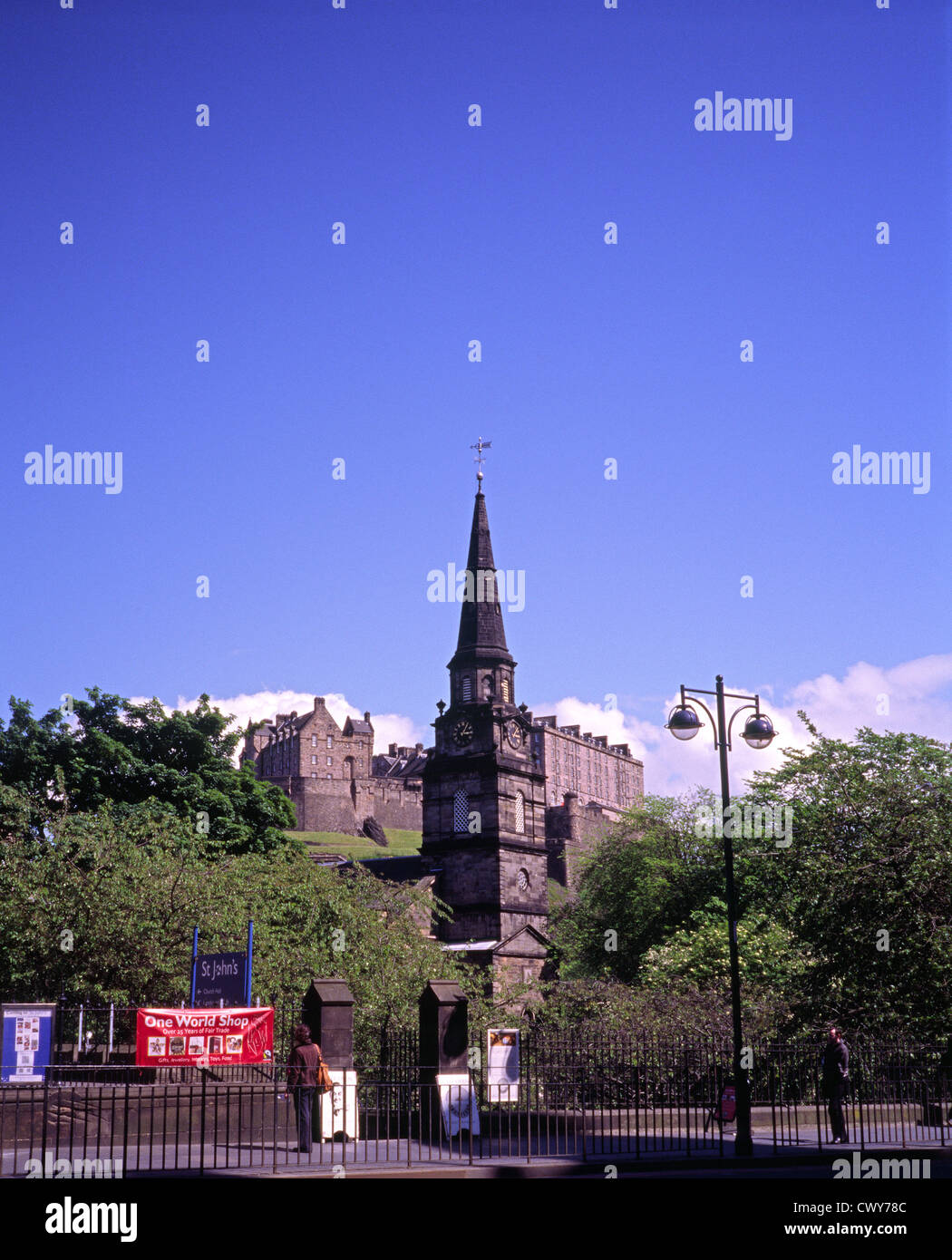 Pfarrei Kirche St Cuthbert, Lothian Road, West End, Edinburgh, Scotland, UK Edinburgh Castle im Hintergrund Stockfoto Pfarrei Kirche St Cuthbert, Lothian Road, West End, Edinburgh, Scotland, UK Edinburgh Castle im Hintergrund Stockfoto