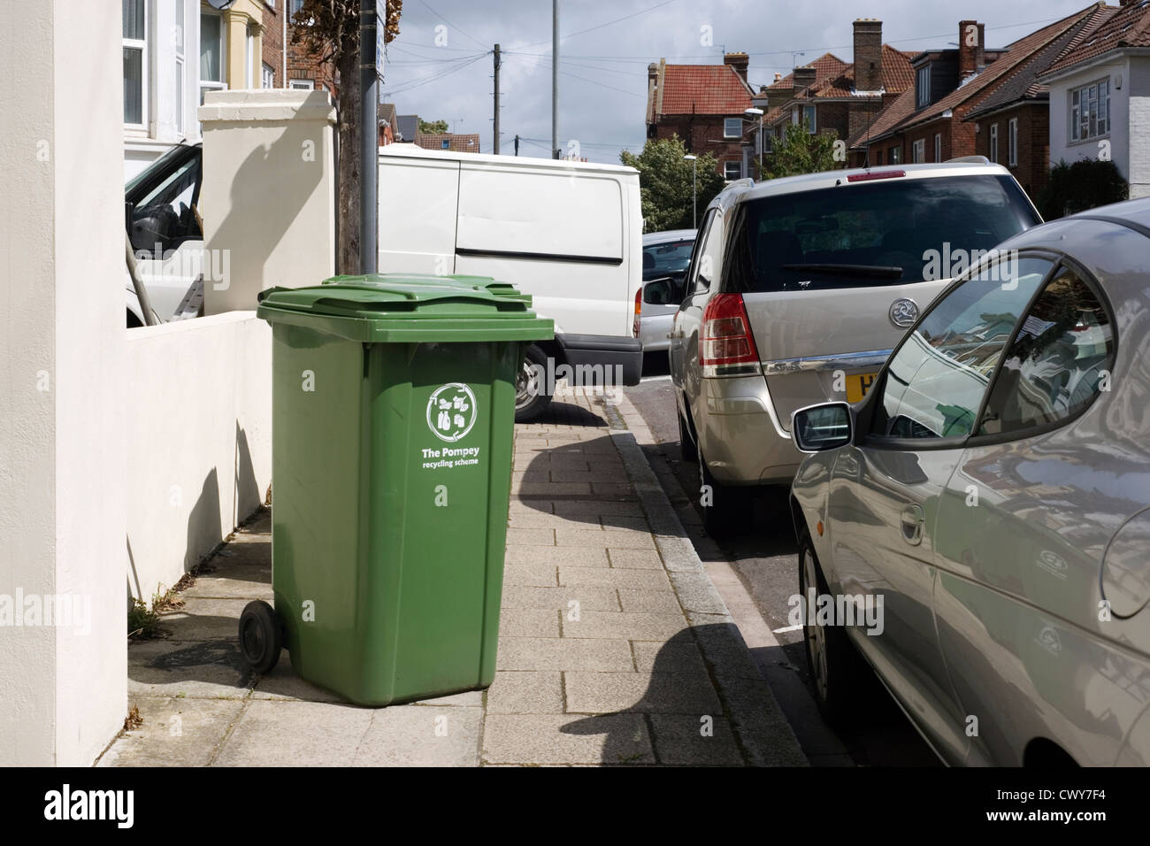 Arbeitnehmer-van und recycling bin blockierende Pflaster Stockfoto