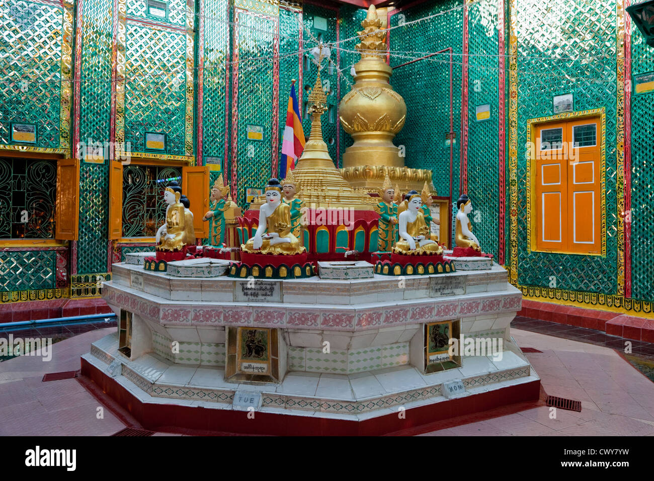 Myanmar, Burma. Sutaungpyei-Pagode, Mandalay Hill Tempel.  Gebet-Stationen, vom Tag der Geburt. Stockfoto