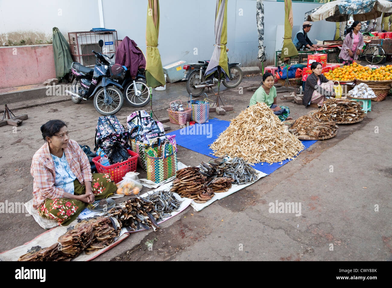 Myanmar, Burma. Mandalay-Markt-Szene. Getrockneter Fisch ist ein wichtiger Bestandteil in vielen burmesischen Diäten. Stockfoto