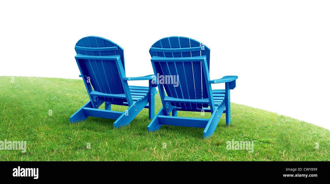 Retirement Planning Symbol mit zwei leeren blauen Adirondack Rasen Stühlen sitzen auf dem grünen Rasen als ein Finanzkonzept für zukünftige erfolgreiche Vermögensanlage auf weißem Hintergrund. Stockfoto
