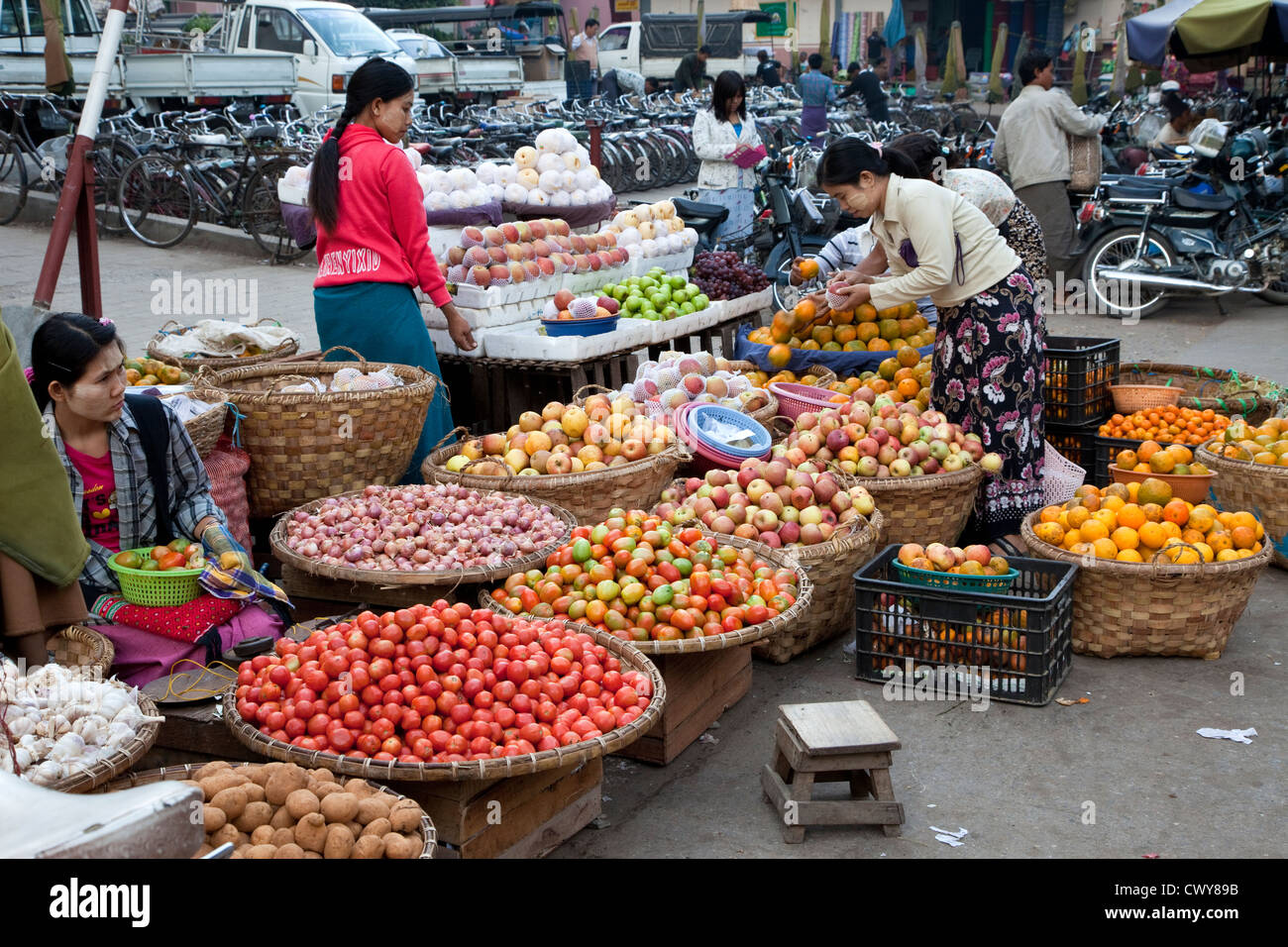 Myanmar, Burma. Mandalay Straßenszene. Gemüse und Früchte für den Verkauf auf dem Markt. Stockfoto