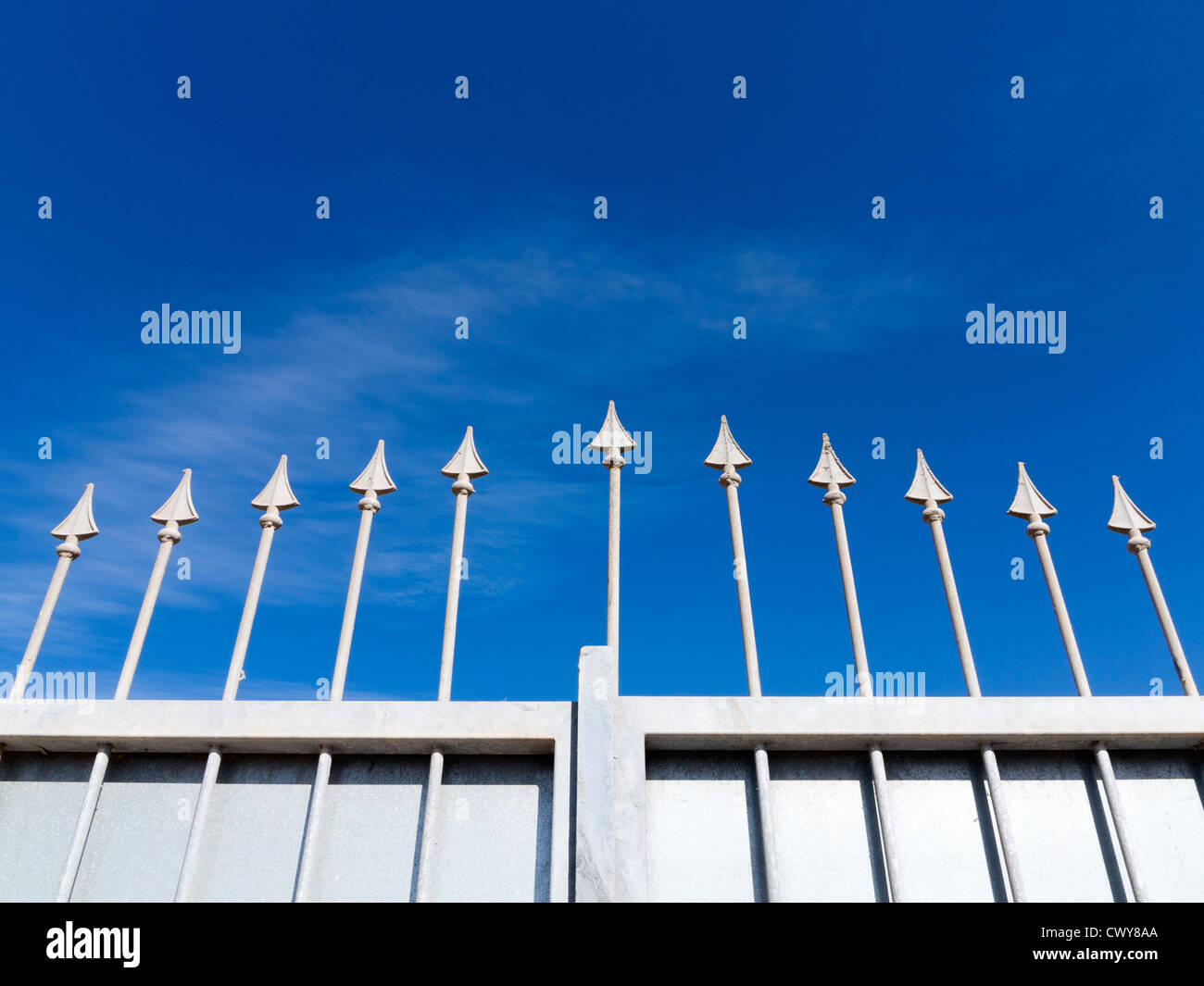Detail der Metalltor mit Speer wie Bars gegen eine lebendige blauen Himmel Stockfoto