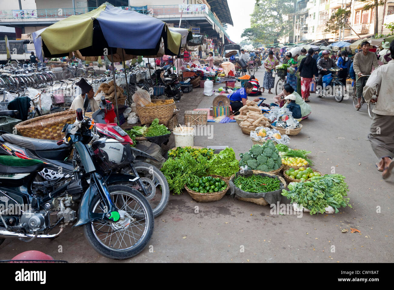 Myanmar, Burma. Mandalay Straßenszene. Gemüse für den Verkauf auf der Straße. Stockfoto