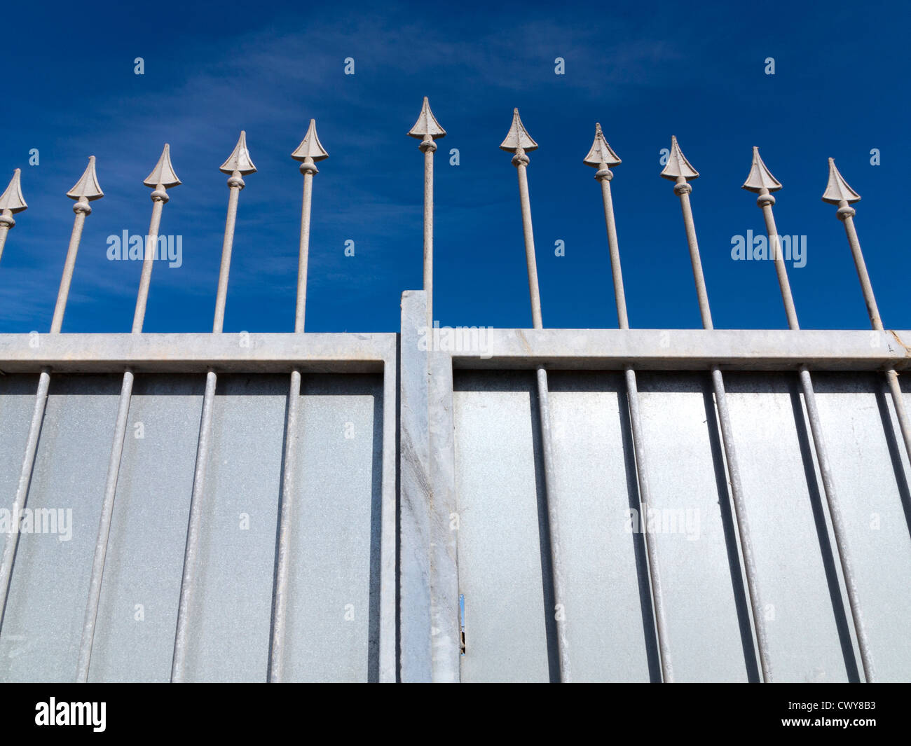 Detail der Metalltor mit Speer wie Bars gegen eine lebendige blauen Himmel Stockfoto