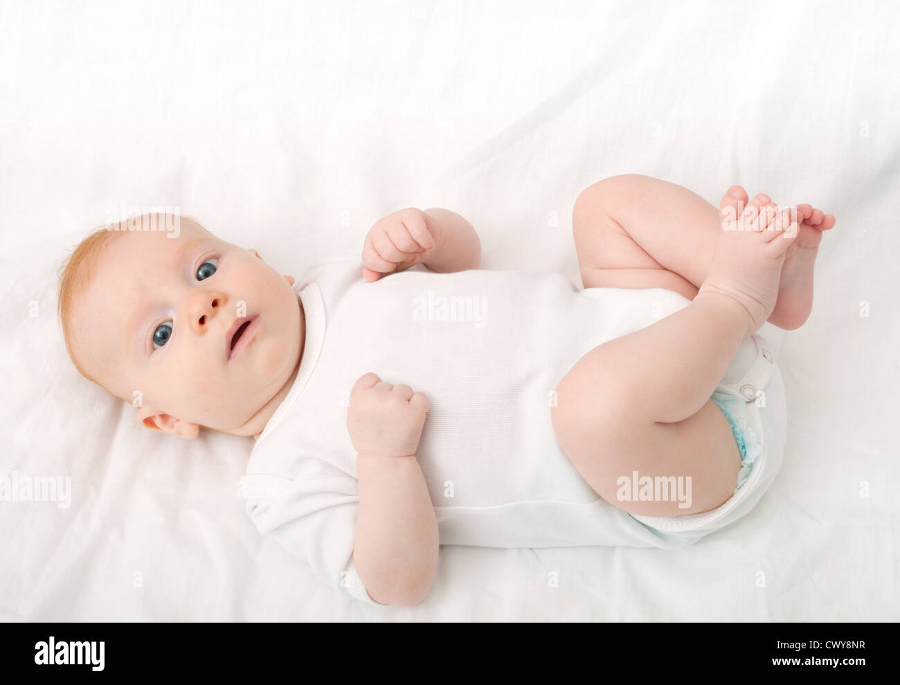 Neugeborenes Baby liegend auf Rückseite auf weißem Hintergrund Stockfoto