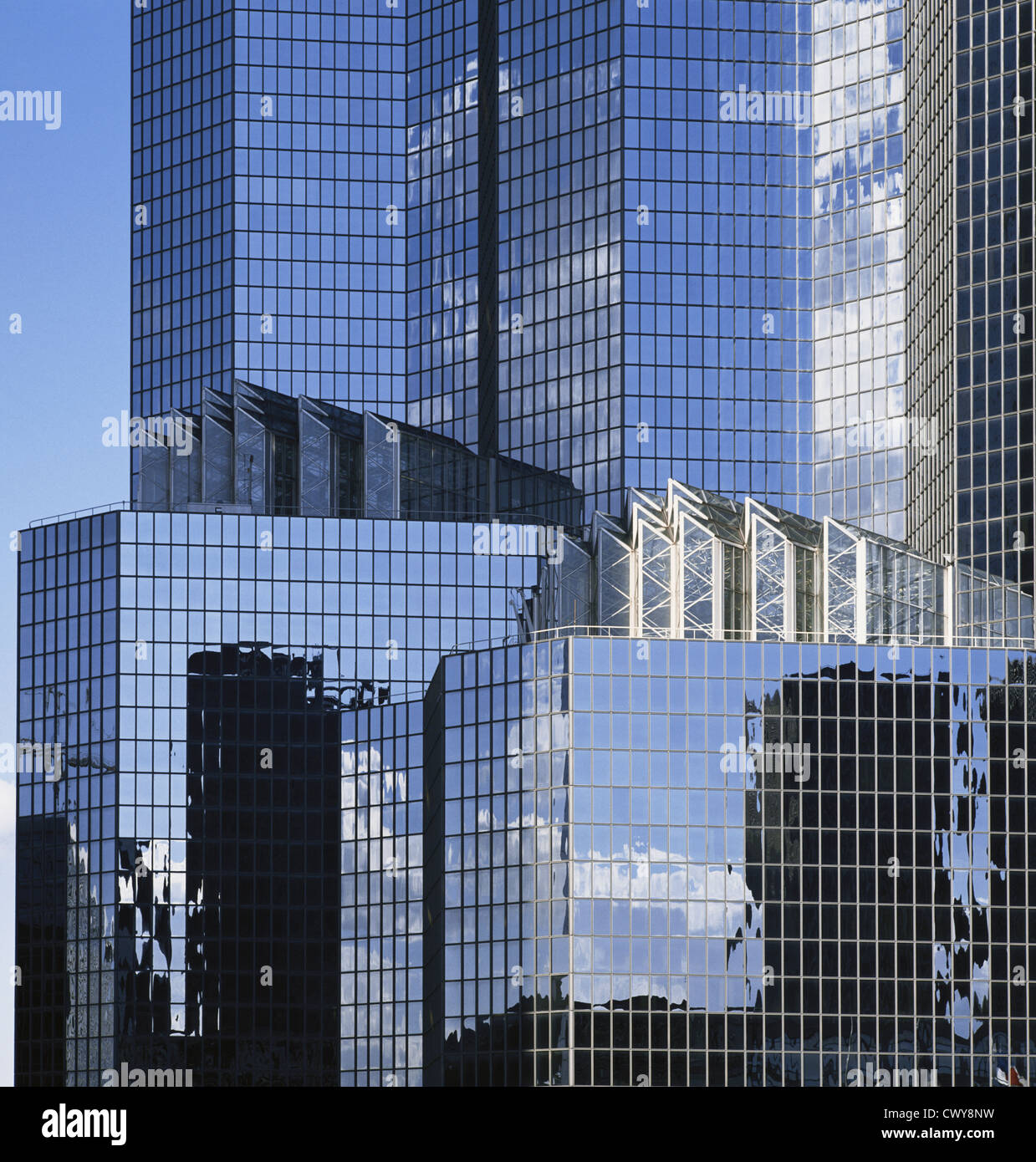 Glasreflexionen, Bürogebäude der Stadt, La Defense, Paris, Frankreich, Europa BHZ Stockfoto