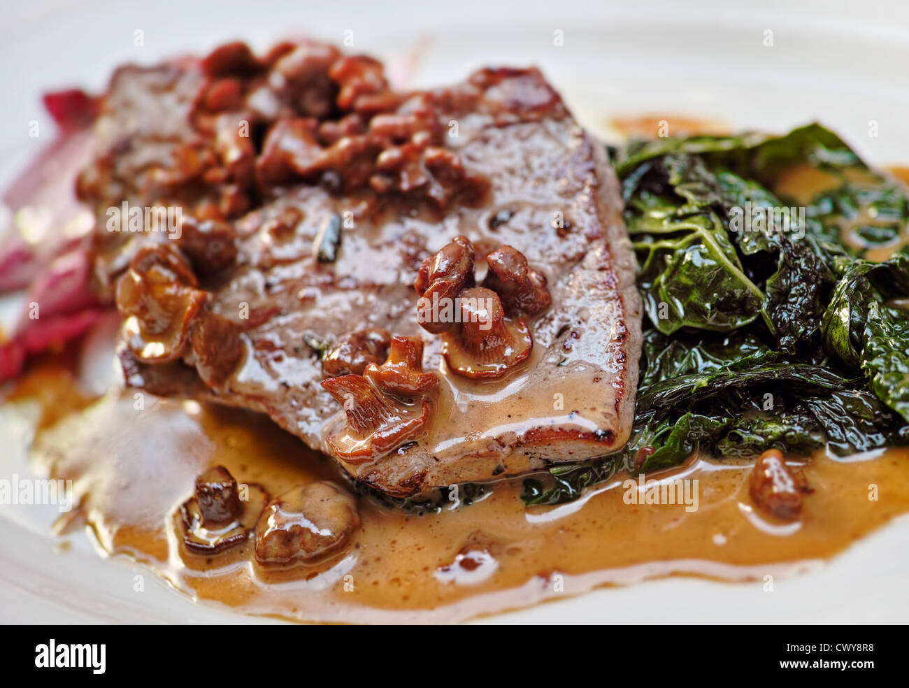 Kalbfleisch mit Champignons und Rahmsauce Stockfoto