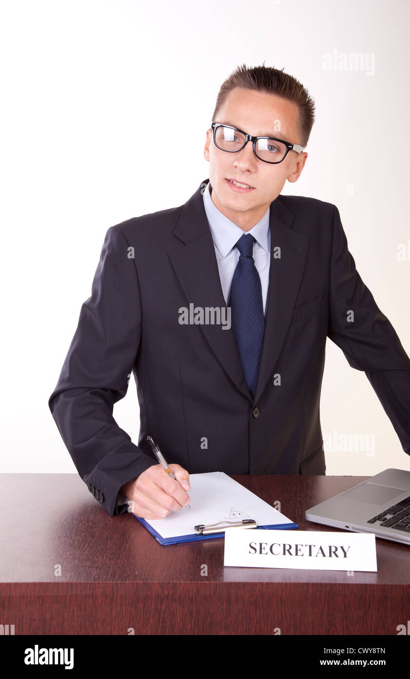 Porträt einer jungen attraktiven männlichen Sekretärin arbeiten. Stockfoto