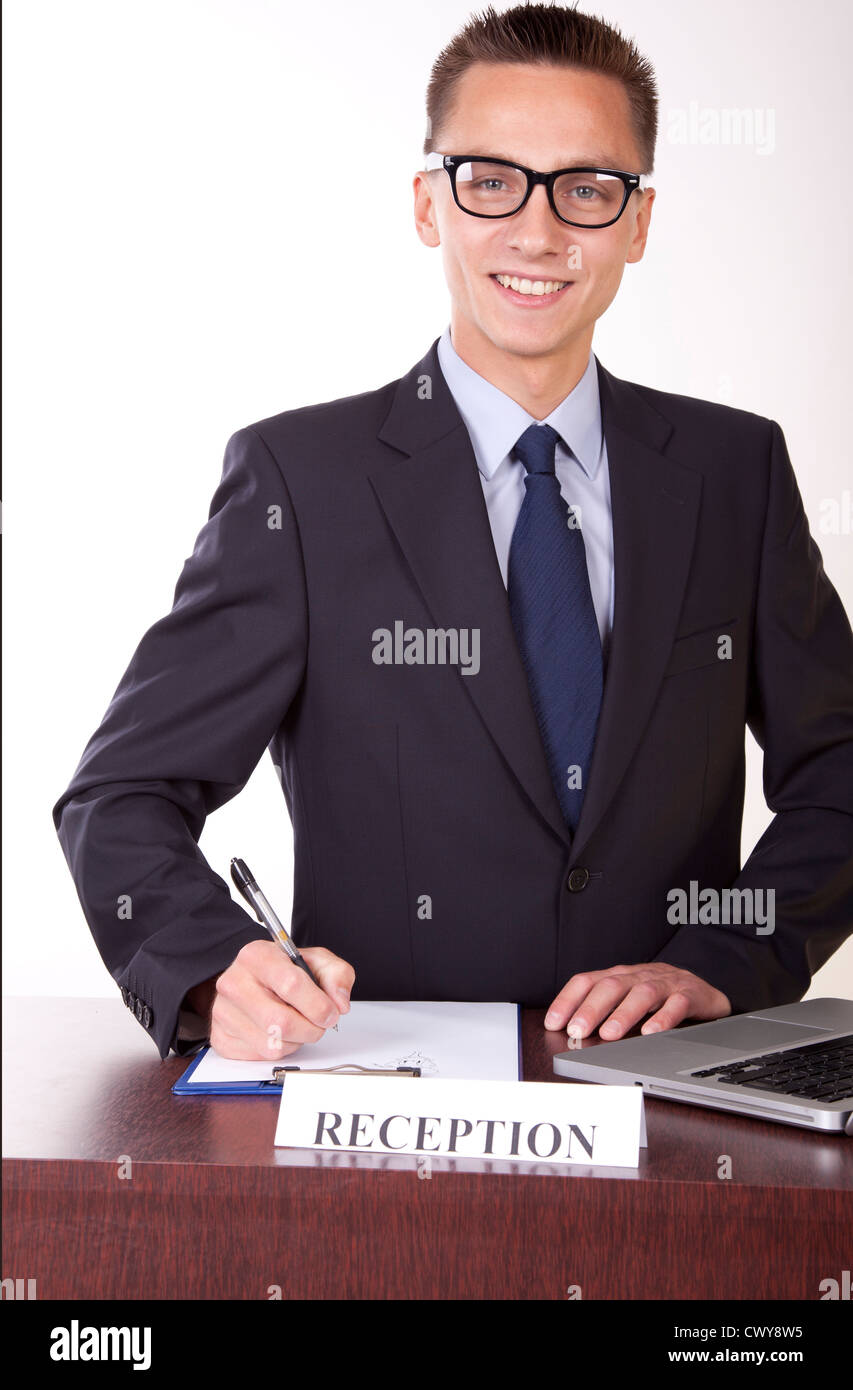 Porträt des jungen attraktiven männlichen Empfangsdame lächelt. Stockfoto