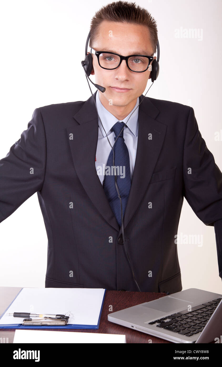 Porträt von eine junge attraktive männliche Angestellte an der Rezeption arbeiten. Stockfoto