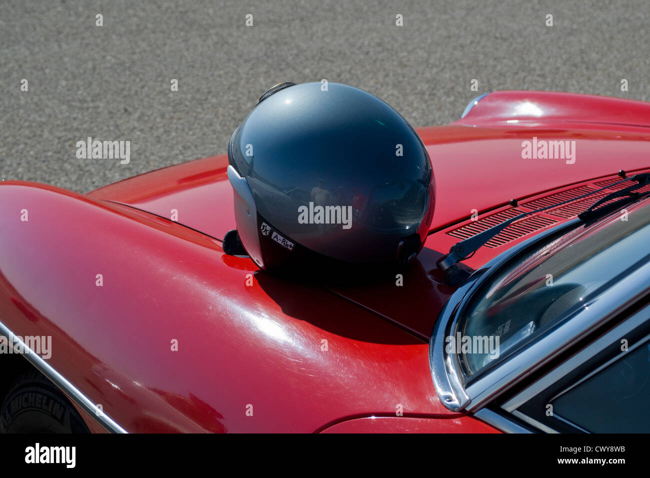 Grau Helm auf Oldtimer. Stockfoto