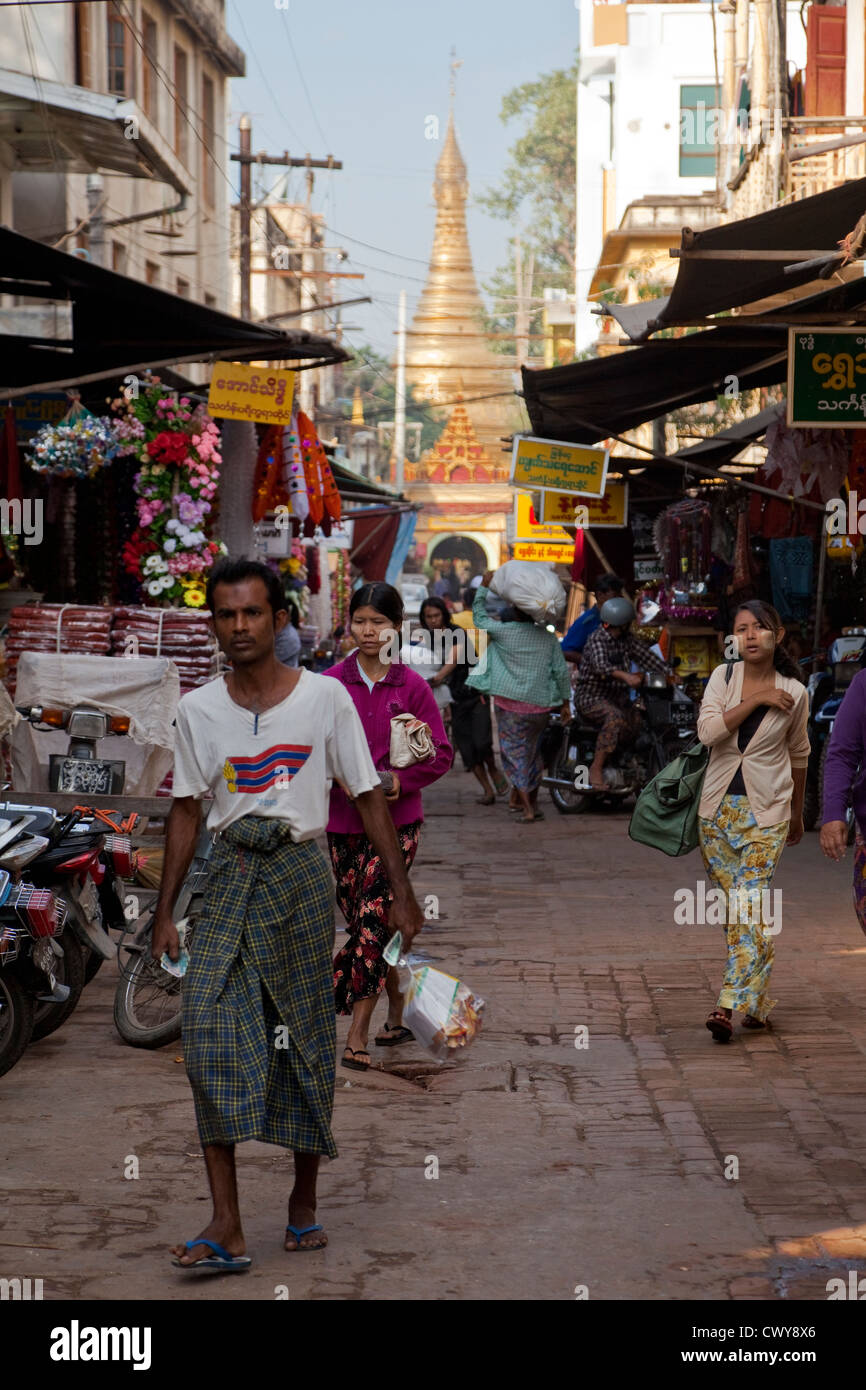 Myanmar, Burma. Mandalay Market Street, Ein Daw Yar Pagode in Ferne. Stockfoto