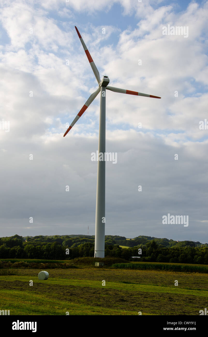 Windkraftanlagen produzieren einen großen Anteil der erneuerbaren Energien, Deutschland Stockfoto