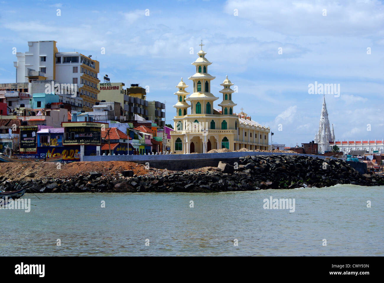 Blick auf die Stadt Kanyakumari aus Sea.Distant Ansichten der Kirche Our Lady of Lösegeld St Roch Kirchen und Hotels und Geschäfte Stockfoto