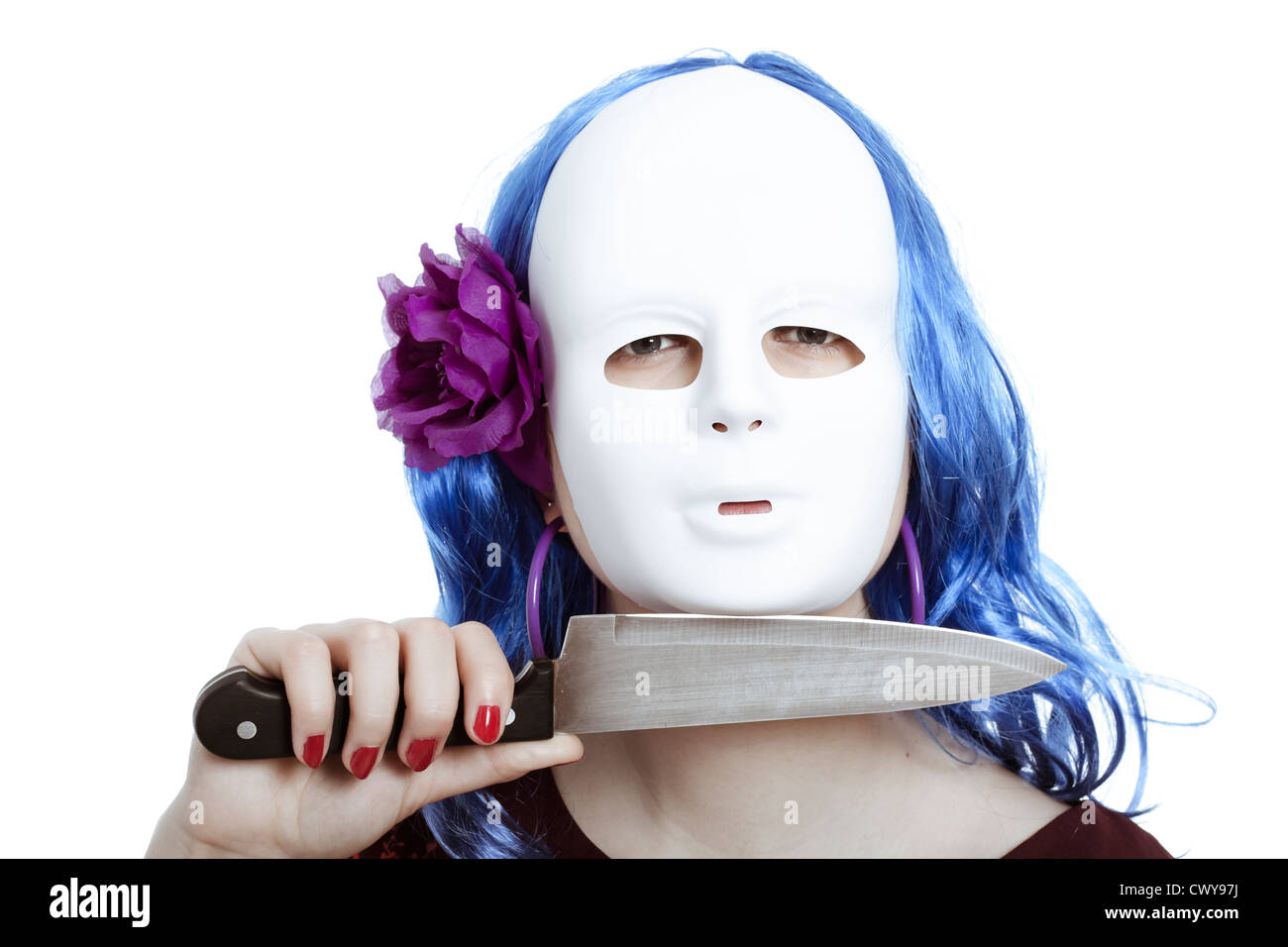 Beängstigend maskiert bizarre Frau mit Messer, isoliert auf weißem Hintergrund. Stockfoto