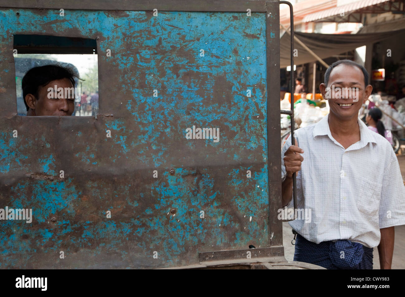 Myanmar, Burma, Mandalay. Zwei burmesische Männer. Stockfoto