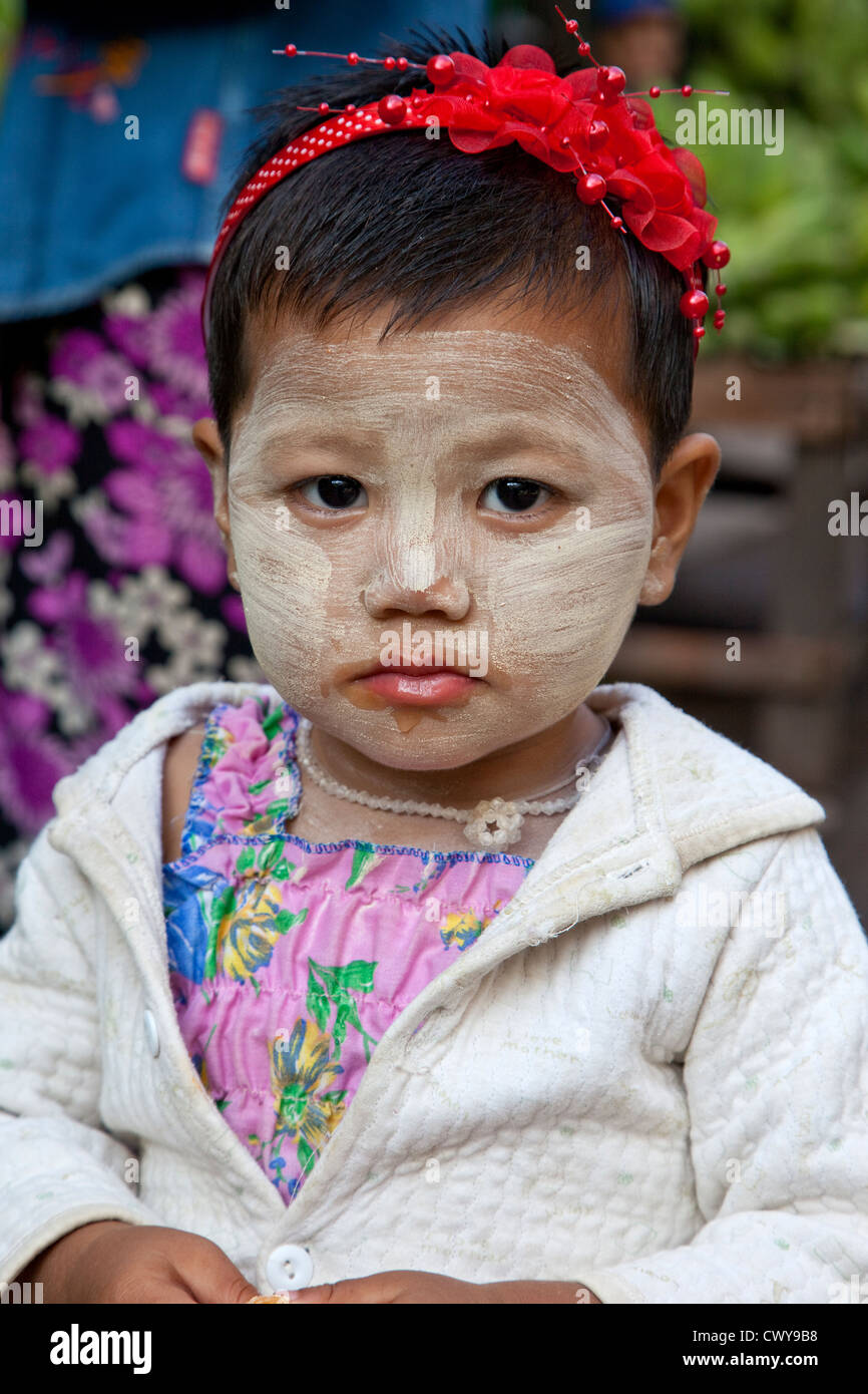 Myanmar, Burma, Mandalay. Birma Mädchen mit Thanaka Paste im Gesicht, eine kosmetische Sonnenschutzmittel. Stockfoto