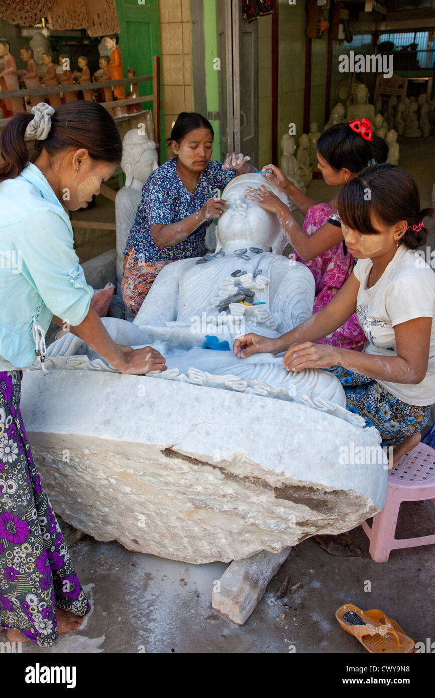 Myanmar, Burma, Mandalay. Buddha-Bildhauer schnitzen, Sand, und Buddhas aus Stein Polieren. Viele werden nach China exportiert. Stockfoto