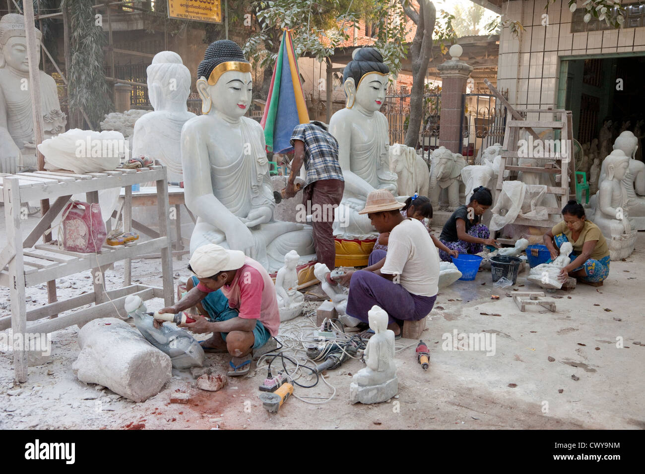 Myanmar, Burma, Mandalay. Buddha-Bildhauer schnitzen, Sand, und Buddhas aus Stein Polieren. Viele werden nach China exportiert. Stockfoto