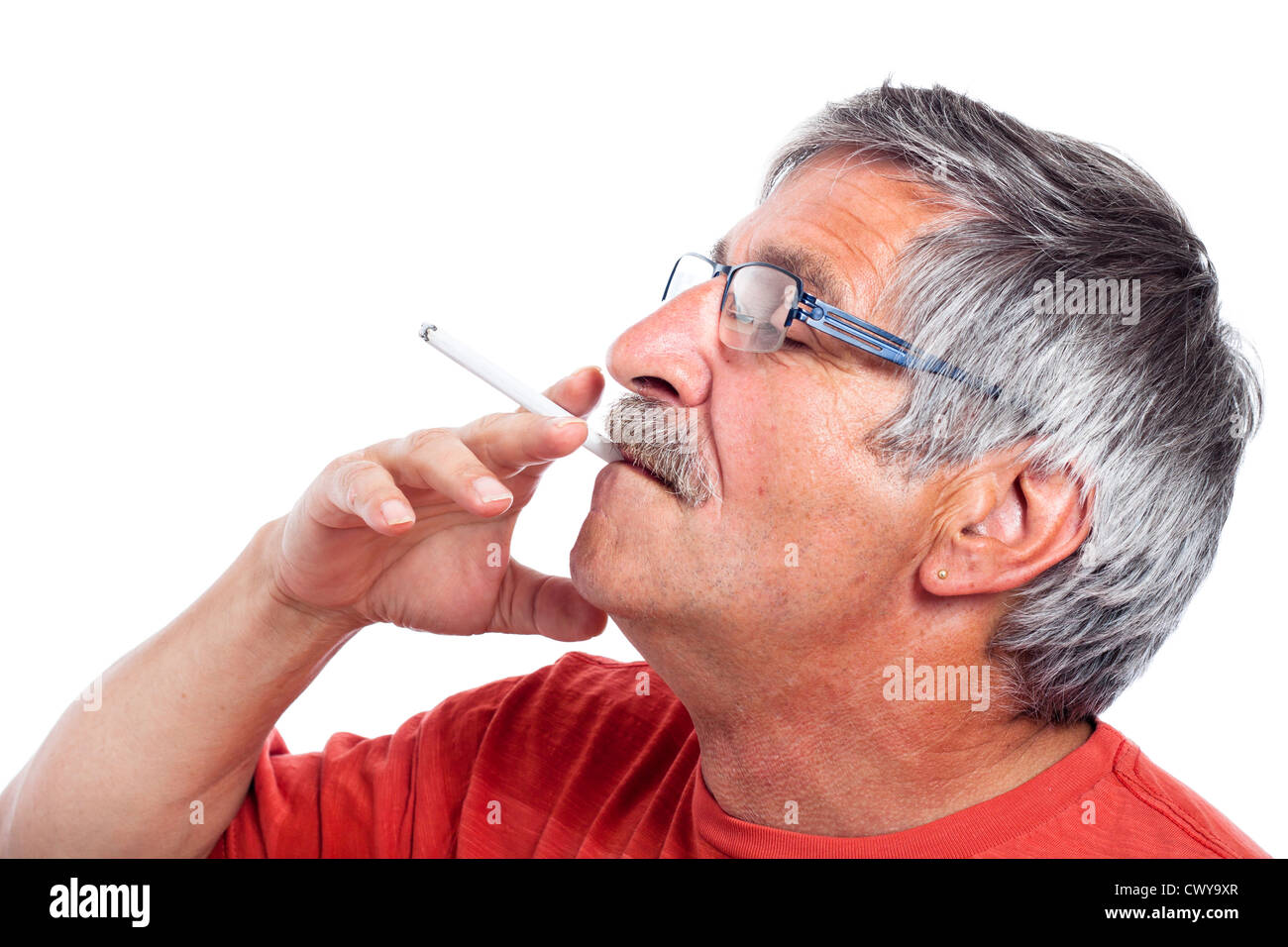 Älterer Mann rauchen Zigaretten, isoliert auf weißem Hintergrund. Stockfoto