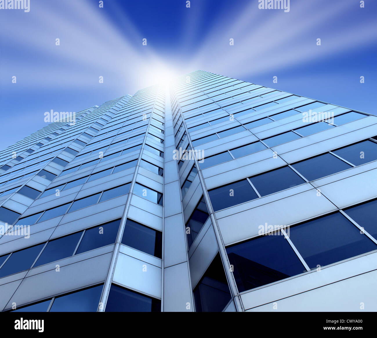 Banking-Branche mit einem Glas und Metall Wolkenkratzer Stadtturm steigen an die Spitze mit einem leichten Glanz Sterne platzen als Finanz- und finanzielle Symbol für Erfolg und Wachstum der Wirtschaft. Stockfoto