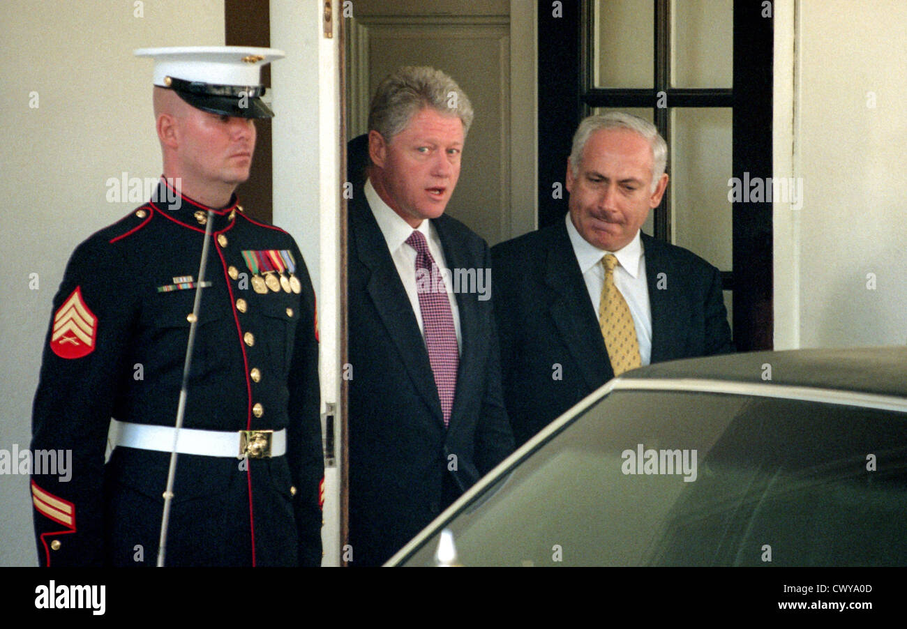 Der israelische Ministerpräsident Benjamin Netanyahu ist begleitet von Präsident Bill Clinton nach ihrem Treffen mit dem palästinensischen Führer Yasser Arafat 28. September 1998 in Washington, DC. Frühere, israelische Diplomaten, sprechen unter der Bedingung der Anonymität, sagte herrschte Einigkeit, die Israel aus weitere 13 Prozent des Westjordanlandes--zurückziehen würde hinzufügen die 27 Prozent bereits versprochen, die Palästinenser. Stockfoto