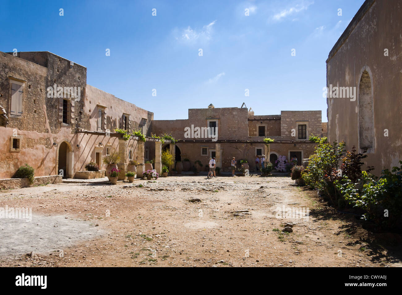 Touristen auf dem Hof des griechisch-orthodoxen Arkadi Kloster im 14. Jahrhundert n. Chr., Kreta, Griechenland Stockfoto