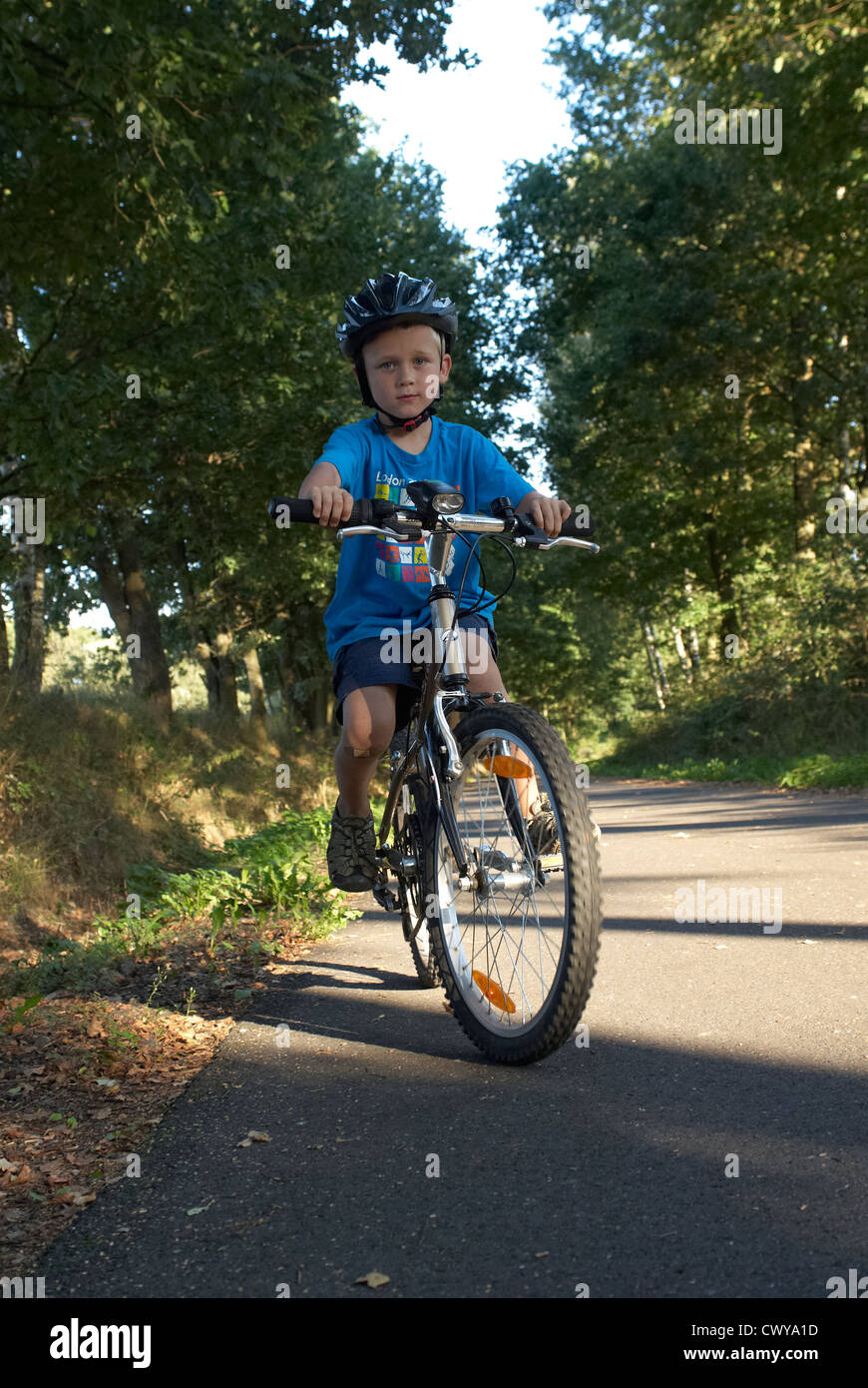 Art und Weise Kind blonde junge ca. 6-7 Jahre alt Reiten Fahrrad mit Helm Bike Sommer Stockfoto