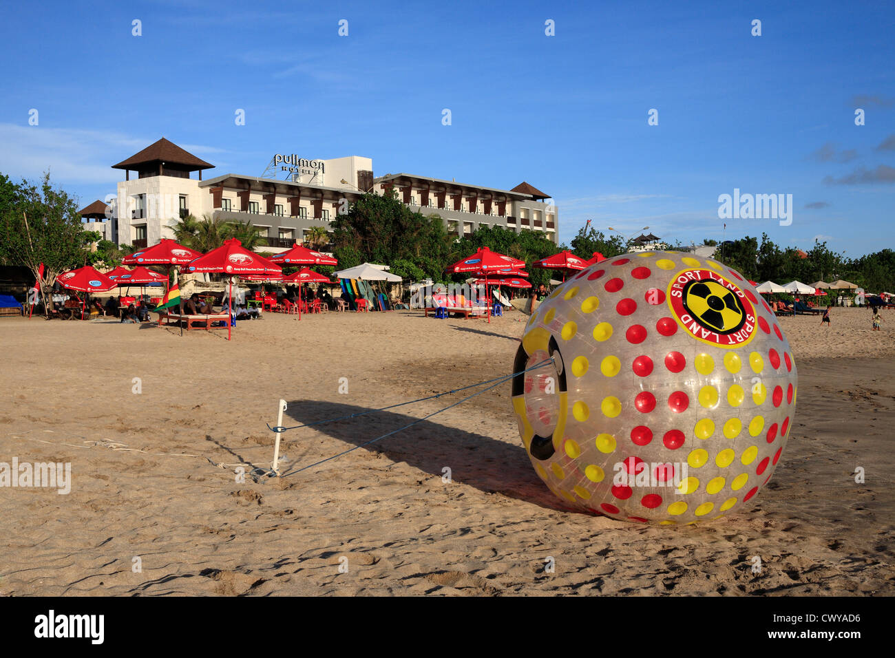 Eine riesige Aqua Bubble, Kuta Legian Beach, Bali, Indonesien. Schutzherren steigen in diesem aufblasbaren Ball und gedrückt in die Brandung Stockfoto