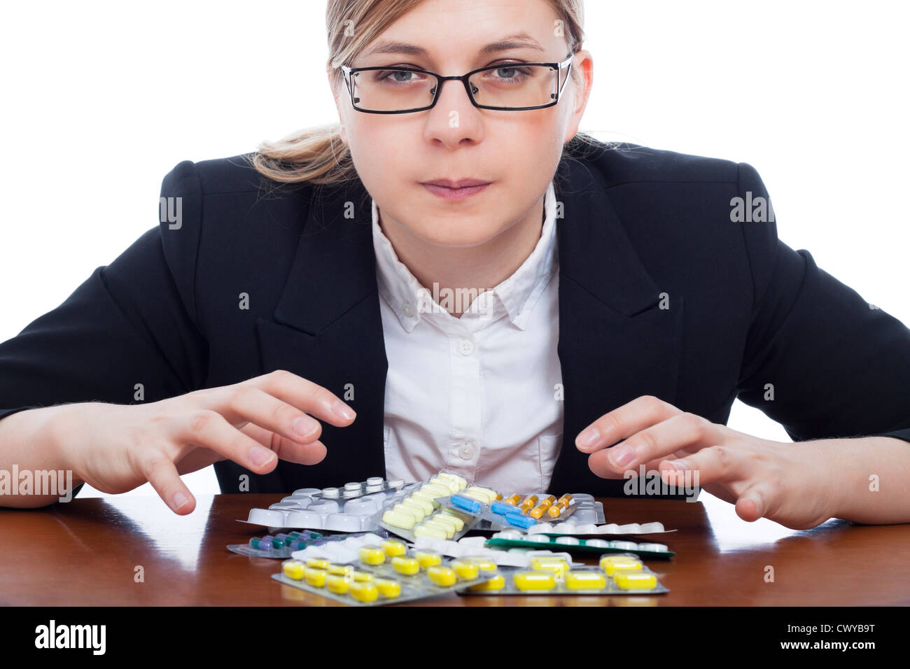 Geschäftsfrau und Pharmazeutika, isoliert auf weißem Hintergrund. Stockfoto