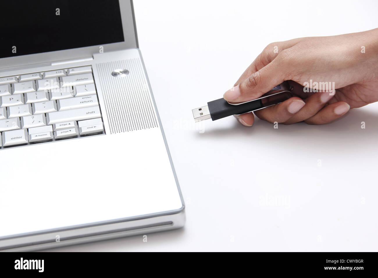 Person einfügen von einem USB-Stick in einen laptop Stockfoto