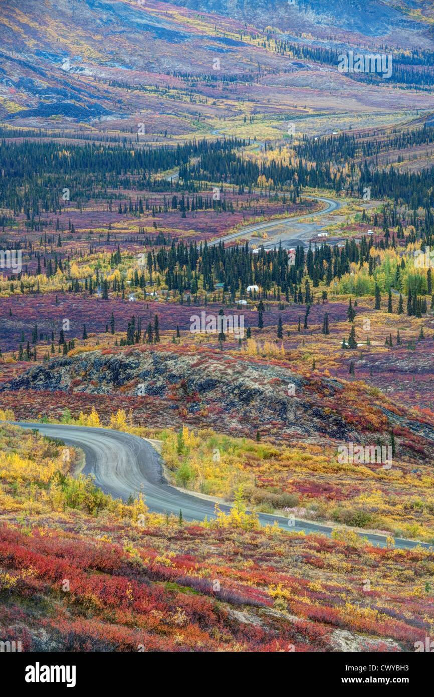 Dempster Highway beginnt in Dawson City, den Polarkreis überquert und endet an der Beaufortsee. Stockfoto