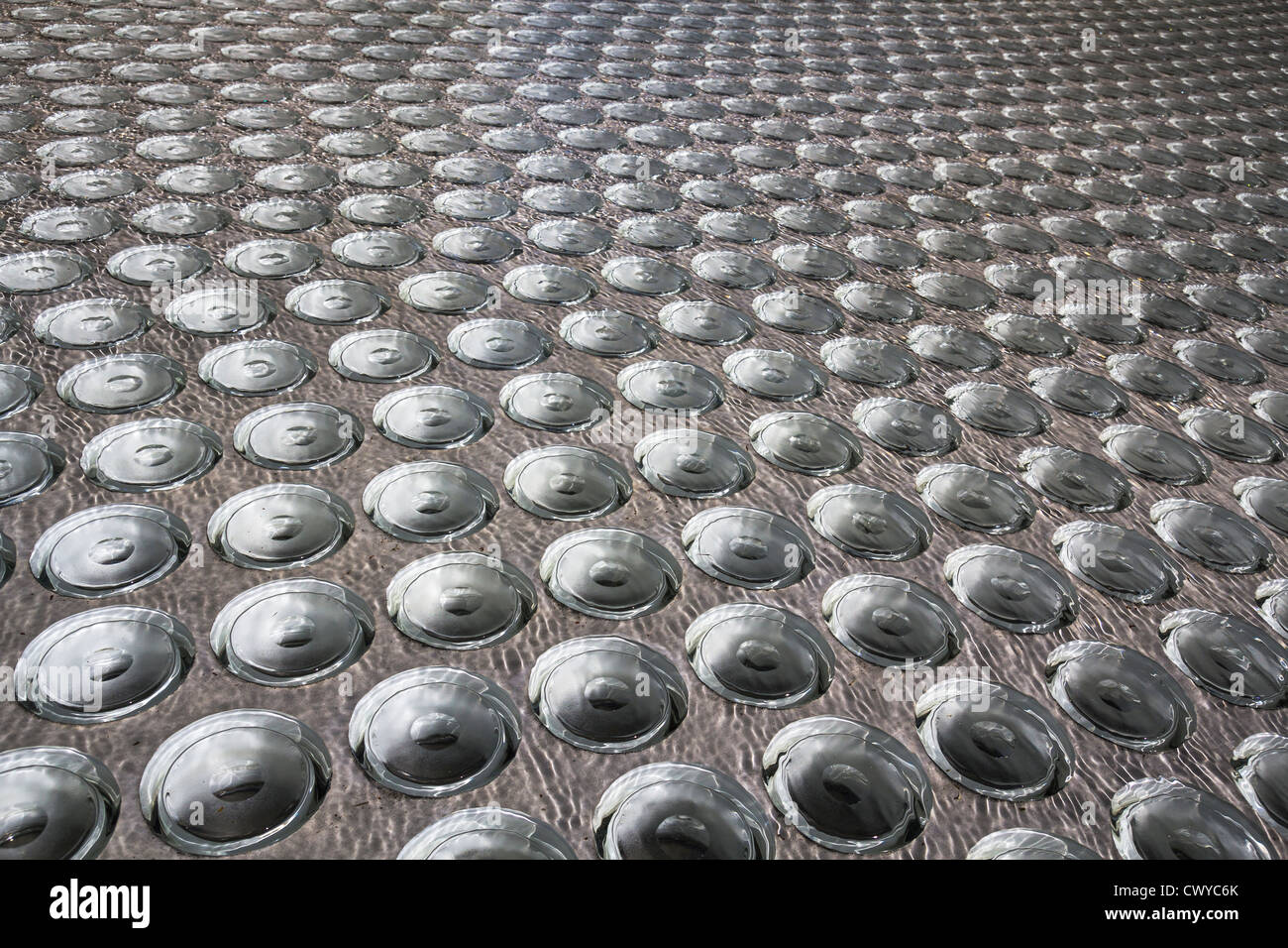 Detail aus "Silence" Wasserspiel in Mayfair, London, entworfen von dem japanischen Architekten Tadao Ando. Stockfoto