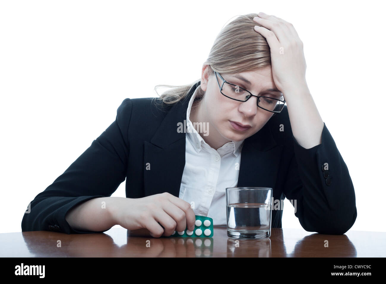 Unglückliche Geschäftsfrau mit Kopfschmerzen mit Schmerzmitteln, isoliert auf weißem Hintergrund. Stockfoto