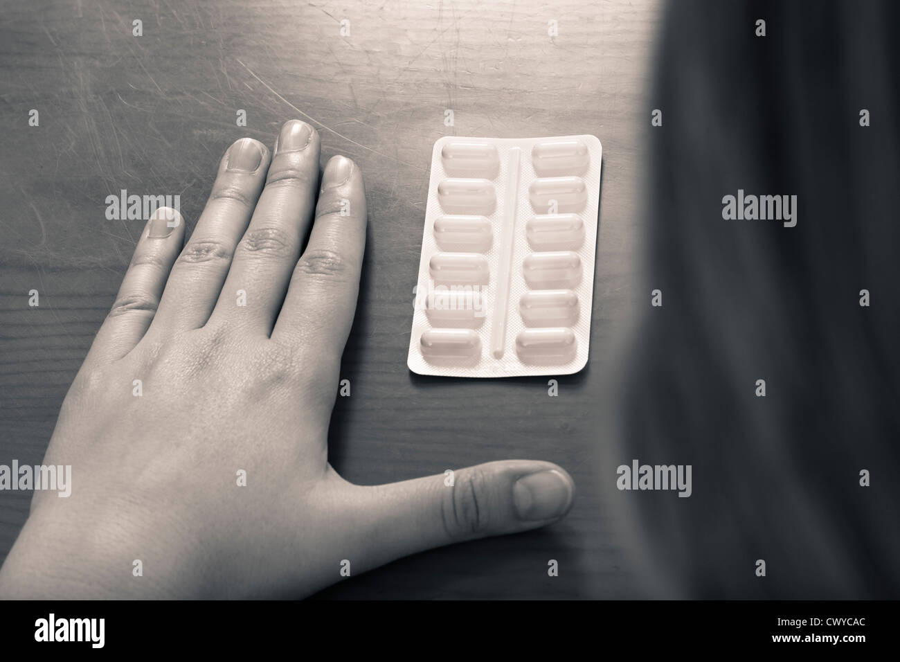 Dramatische Foto von weiblicher Hand und Pillen, Medizin sucht Konzept. Stockfoto