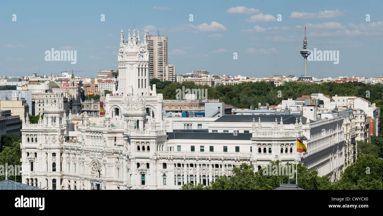Blick auf das Rathaus von Madrid Gebäude in Plaza De La Cibeles mit Torrespaña im Hintergrund (ehemals Correos) Stockfoto