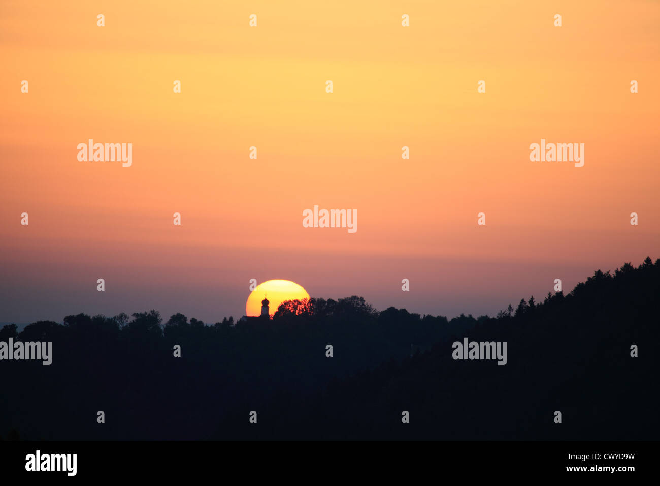 Landschaft mit Kirche bei Sonnenuntergang im Landkreis Deggendorf, Bayern, Deutschland. Foto: Willy Matheisl Stockfoto