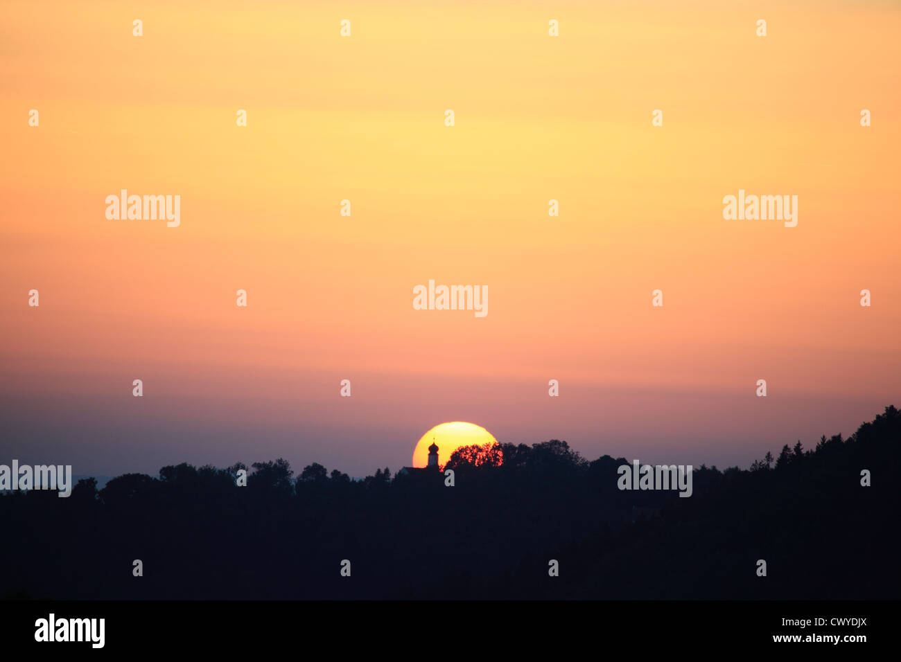 Landschaft mit Kirche bei Sonnenuntergang im Landkreis Deggendorf, Bayern, Deutschland. Foto: Willy Matheisl Stockfoto
