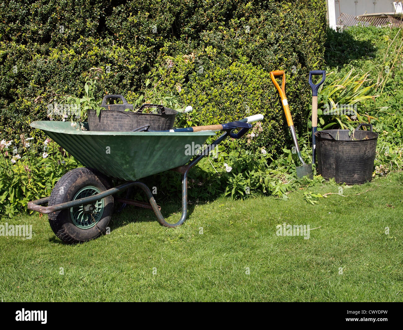 Gartengeräte links geht im Garten während der Gärtner zum Mittagessen. Stockfoto