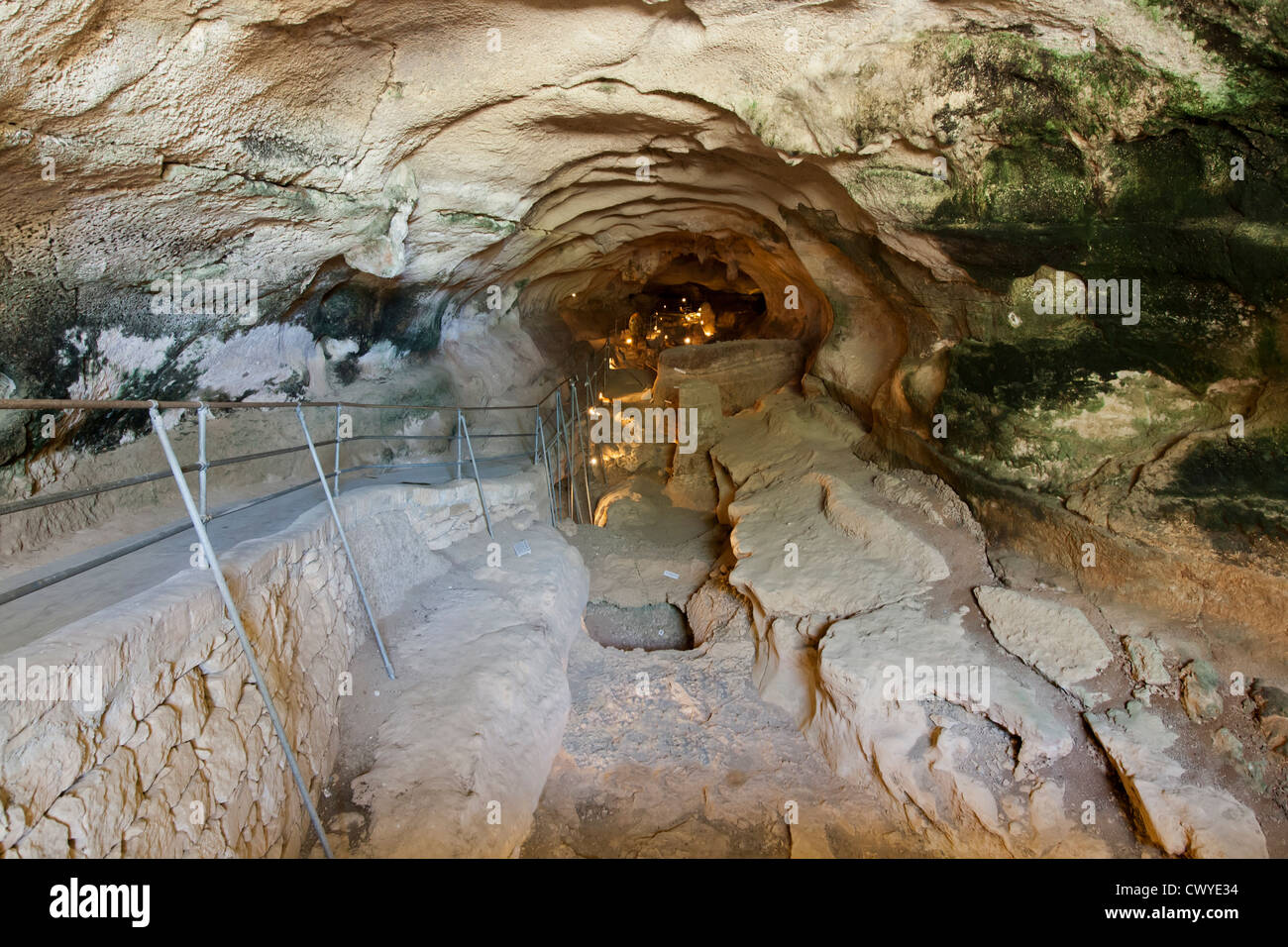 Im Inneren der Ghar Dalam Höhle und Museum am Zejtun Road, Mittelmeer, Insel Malta, Birzebbuga. Stockfoto