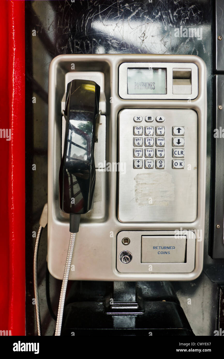 Telefonhörer in eine rote öffentliche Telefonzelle Stockfoto